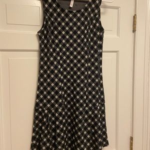 Sleeveless black and white dress